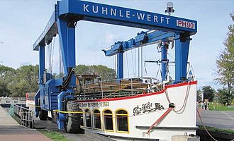 Passagierschiff am 80t Kran von Kuhnle im Hafendorf Müritz