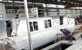Blick in eine Werfthalle. Hier wird ein neues Stahlboot der Marke Kormoran gebaut.