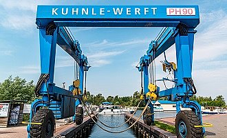 Der Schiffskran steht vor der Marina Müritz. 