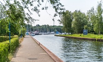 Ein Kanal führt zu einem kleinen Hafen. 