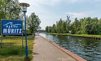 Der Eingang zur Marina Müritz. Im Hintergrund liegt der kleine Hafen. 