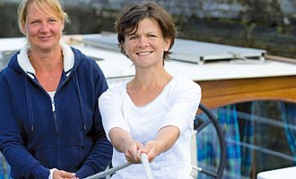 Zwei Mitarbeiterinnen auf einem Hausboot