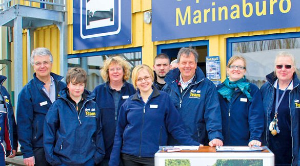 Jobs Kuhnle Tours unser Kuhnle Tours Team vor dem Marinabüro