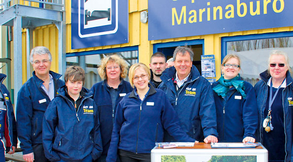 Jobs Kuhnle Tours unser Kuhnle Tours Team vor dem Marinabüro